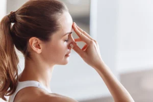 woman practicing the Pranayama Sequence with the Visnu Mudra